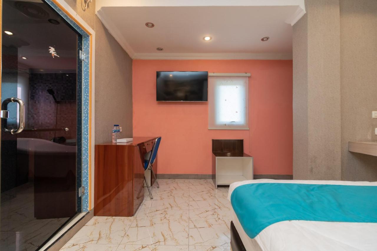 Sans Hotel Beauty Palembang Esterno foto